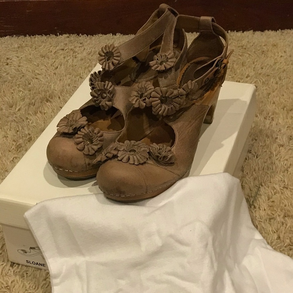 Vintage Anthropologie  leather clogs size 8